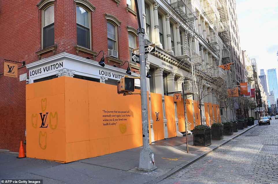 纽约多家奢侈品门店用木板封锁 防止在疫情停业期间遭窃