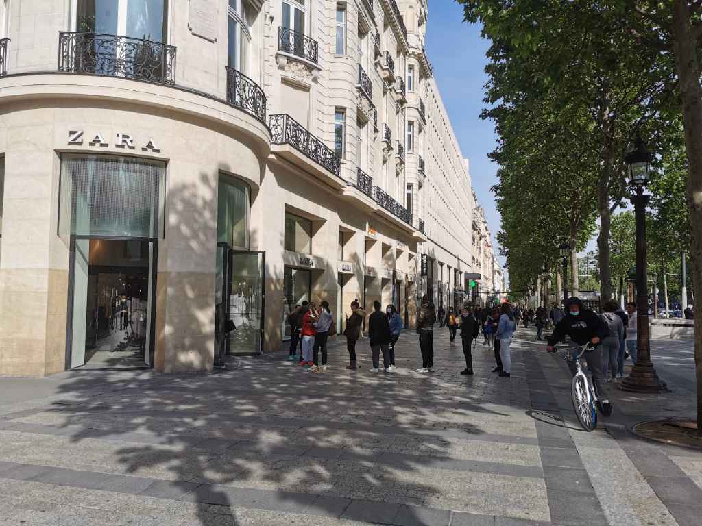 法国解封首日出现“报复性消费” LV和Zara门店排起长队