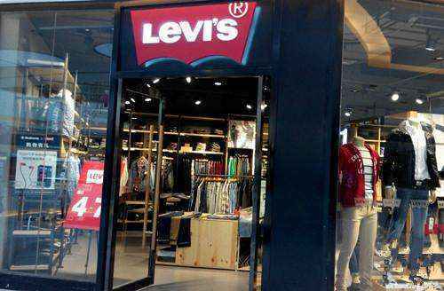 Levi’s状告沃尔玛抄袭自家招牌式双弧线设计