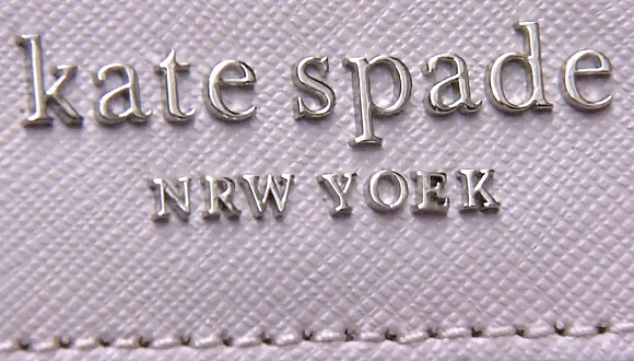 Kate Spade包袋商标印错 店家表示确为正品纯属偶然