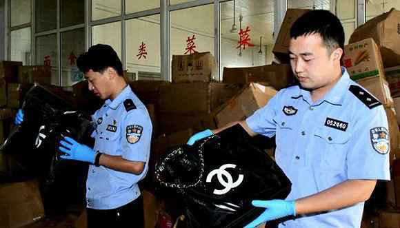 上海警方截获价值5000万假维密和香奈儿包