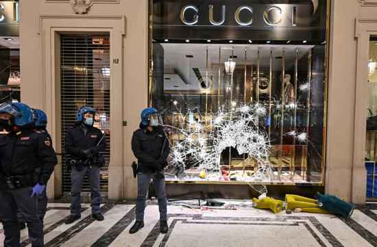 意大利防疫限令引发抗议活动 Gucci等奢侈品门店遭打砸